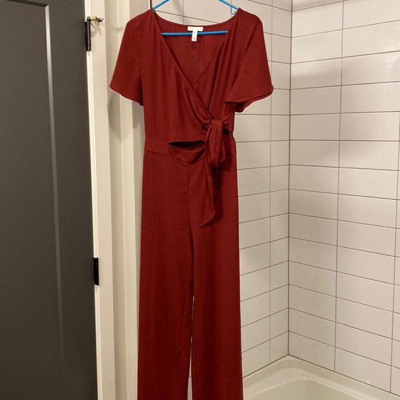 Burgundy jumpsuit with front tie - Picture 1 of 4